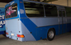 Ein alter Bus in der Farbe blau der Autolackiererei Mannheim