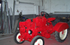 Abbildung eines Oldtimer Traktors in der Farbe rot